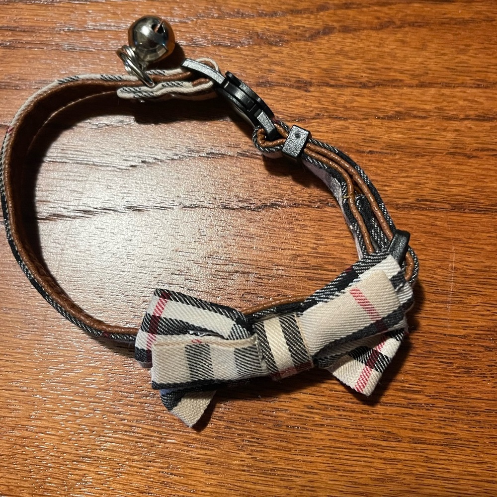 Plad collar very sophisticated looking 
Safety release clasp, adjustable strap
